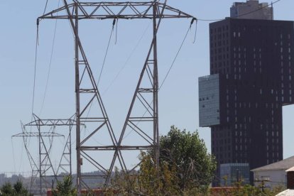 Los trabajos comenzarán en breve y antes de final de año, según los planes iniciales, desaparecerá la línea cerca de los edificios. L. DE LA MATA