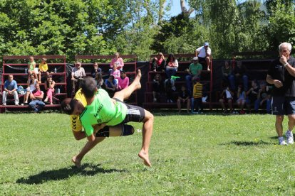 Jesusín González, un genial falseo de mediana en su combate con Manu González, dentro de la categoría de cadetes.