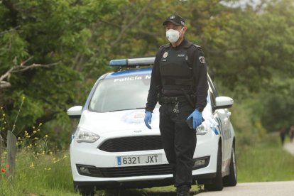 La presencia de los agentes disuadió a los primeros que acudieron para el botellón cerca del pantano. L. DE LA MATA