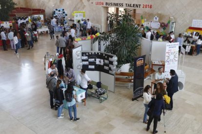 Los alumnos expusieron sus proyectos en el vestíbulo de la Facultad de Económicas. RAMIRO