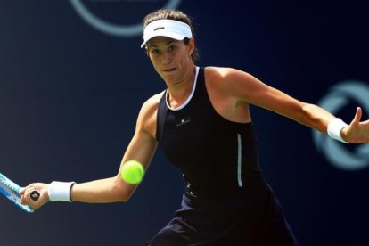 Muguruza golpea una derecha, ayer en Toronto.