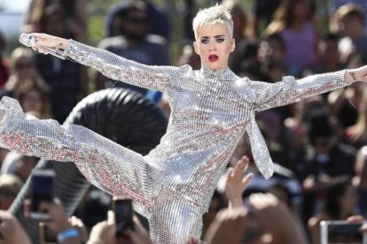 Katy Perry, con su nuevo y espectacular 'look', en la promoción de su nuevo disco 'Witnness', en Los Ángeles.
