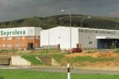 Imagen exterior de la planta que Selección de Productos Leoneses tiene en Vidanes