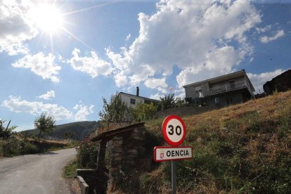 Los vecinos de Oencia tienen que salir del pueblo para alcanzar mejor la señal de telefonía móvil. L. DE LA MATA