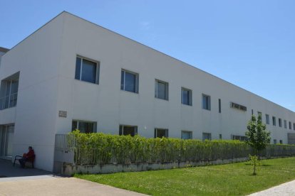 Imagen del centro de salud de Valencia de Don Juan, junto al que se construirá el helipuerto. MEDINA