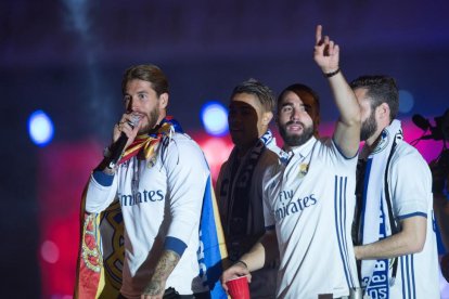 El capitán del Madrid, Sergio Ramos, celebrando el título de Liga en Cibeles.