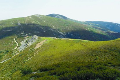 Vista del Alto del Pando con la «cicatriz» de la presa Antigua en el punto de cambio de vertiente.