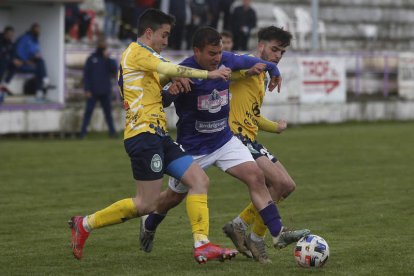 Los abulenses se hicieron con los tres puntos en La Llanera en la primera vuelta. FERNANDO OTERO