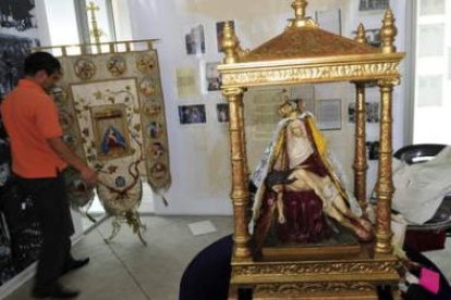 Réplica del trono de la Virgen del Camino, presente en la exposición migratoria.