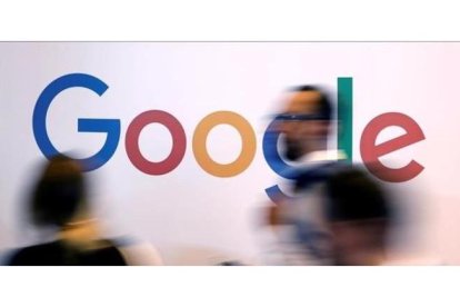 El logo de Google, en una reciente feria de start ups en París.