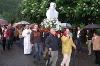 La imagen de San Guillermo tuvo que ser protegida de la lluvia