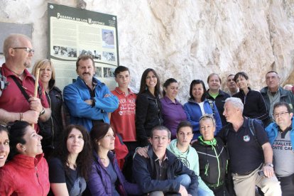 Miembros de la familia Martínez posan con las autoridades tras el descubrimiento de la placa