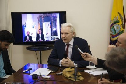 Imagen de archivo de Assange durante una rueda de prensa en la embajada de Ecuador.