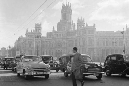 Foto de la plaza de La Cibeles en 1954 que sirve de cubierta a ‘El baile del fuego’. HORACIO NOVÀIS