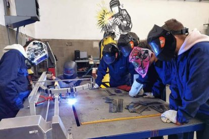 Alumnos en la escuela de FP Buen Suceso de La Robla. DL