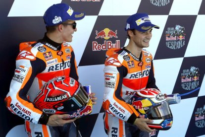 Dani Pedrosa, con la copa, al lado de Márquez.