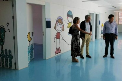 La gerente de Atención Primaria, el delegado territorial y el gerente de Áreas, en el centro de salud. DL