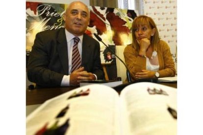 Rafael Blanco, autor de «Prieto y Mencía», e Isabel Carrasco, presidenta de la Diputación.