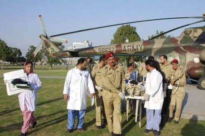 Un momento del traslado de la joven a Rawalpindi.