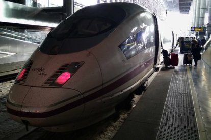 Un AVE en la Estación de Atocha de Madrid.