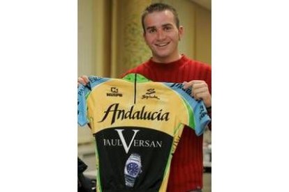 Víctor Gomes posa con su primer maillot de ciclista profesional