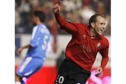 El jugador de Osasuna Juanlu Gómez celebra el gol logrado ayer