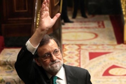 Rajoy, en el hemiciclo, tras el debate de la sesión matutina. / EFE / JJ GUILLEN