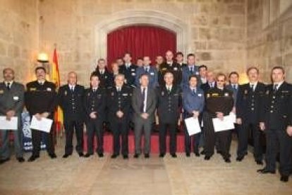 Foto de familia de los galardonados junto a las autoridades presentes en el acto