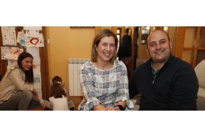 Conchi Olivares y Juanjo Aguilar con sus hijos al fondo, Almudena, Sofía y Nicolás. RAMIRO