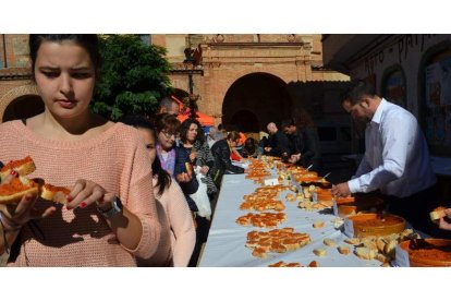 Imagen de una edición pasada de la Jornada de Exaltación de la Tapa de Ajo de Santa María del Páramo. MEDINA