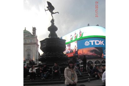 María Martínez Marquiegui (en primer plano), posa en la famosa plaza de Picadilly Circus.