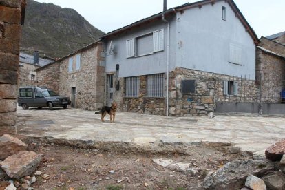 Bordillos imposibles, ventanas inservibles, puertas cortadas para poder abrir, el puente sin tocar y piedra sobre arena, es el resultado de la obra entregada ayer.