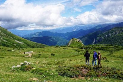 Técnicos del programa y agentes del parque nacional en la visita realizada a la zona de Vegabaño, en la vertiente leonesa. LIFE DIVAQUA