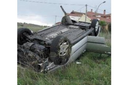 Estado en que quedó el Seat Toledo accidentado en Benavides de Órbigo