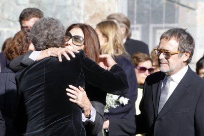 La viuda de Eduardo Arroyo, Isabel Azcárate, tras el funeral por el artista