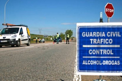 Control de alcoholemia y drogas en una carretera de León. FERNANDO OTERO