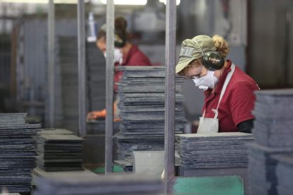 Trabajadoras de una empresa pizarrera en San Pedro de Trones, en imagen de archivo. L. DE LA MATA