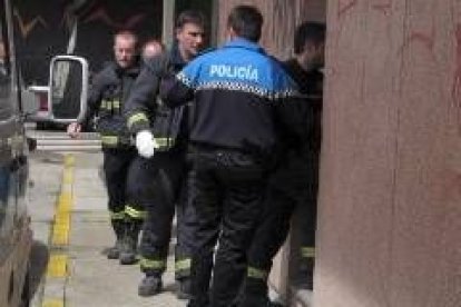 Un policía local guía a los bomberos al interior del obrador