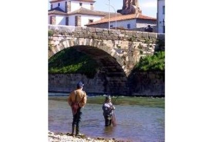 Disfrutando de una jornada de pesca junto al puente medieval del Paso Honroso, en Hospital de Órbigo