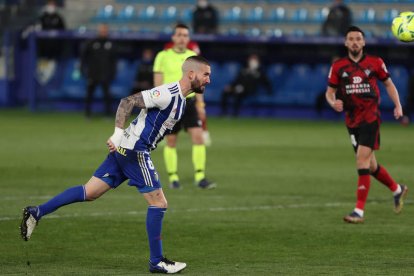 Óscar Sielva aprovechó una jugada de fe de Moi Delgado y de Pablo Valcarce para marcar de cabeza el tanto del triunfo blanquiazul. L. DE LA MATA