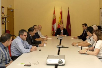 Representantes de los cotos, alcaldes y funcionarios, ayer en la delegación de la Junta en León.