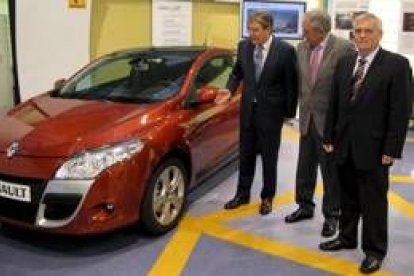 José Manuel Fernández Santiago, en un momento de la visita a la fábrica de Renault de Palencia