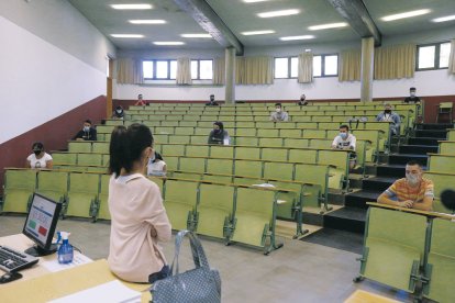 Alumnos en la última prueba de la Ebau en la Facultad de Derecho. FERNANDO OTERO