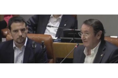 El exalcalde de Castelldefels Manuel Reyes (izquierda) y el portavoz del PP en la Diputación de Barcelona, Ramón Riera.