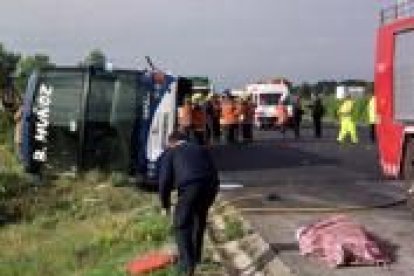 Imagen del accidente de autocar ocurrido ayer en la A-7, en Tarragona