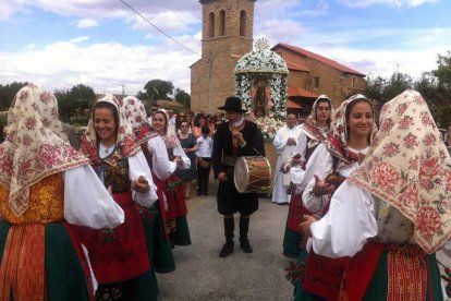 Las jóvenes maragatas bailan delante de la Virgen durante la procesión.