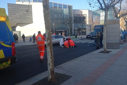 Personal sanitario atiende a la herida en el lugar del suceso. DL