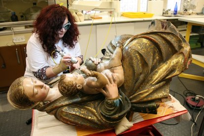 Imagen de archivo de la restauración de una virgen de la Catedral de León en el Centro de Restauración de Simancas. EDUARDO MARGARETO