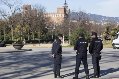 Policías nacionales en las inmediaciones del Parlament.