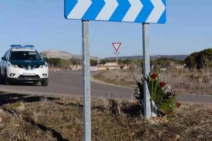 Un vehículo de la Guardia Civil pasa junto al lugar donde el pasado sábado se encontró el cuerpo sin vida de Esther López, vecina de la localidad vallisoletana Traspinedo, cuyo cadáver apareció cerca de una carretera que da acceso a la localidad 25 días después de su desaparición. NACHO GALLEGO